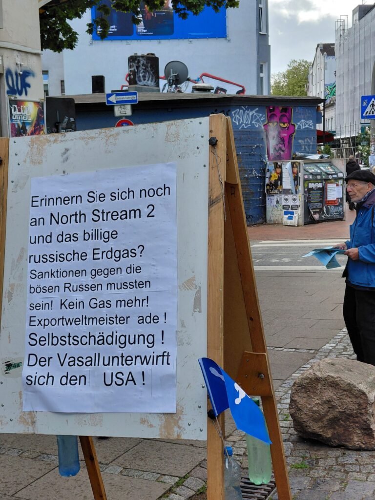 Mahnwache Alma-Wartenberg-Platz in Ottensen.