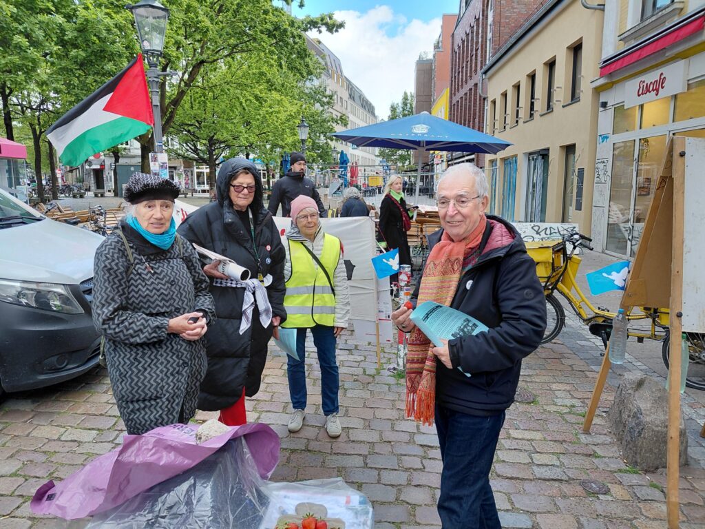 Mahnwache Alma-Wartenberg-Platz in Ottensen.